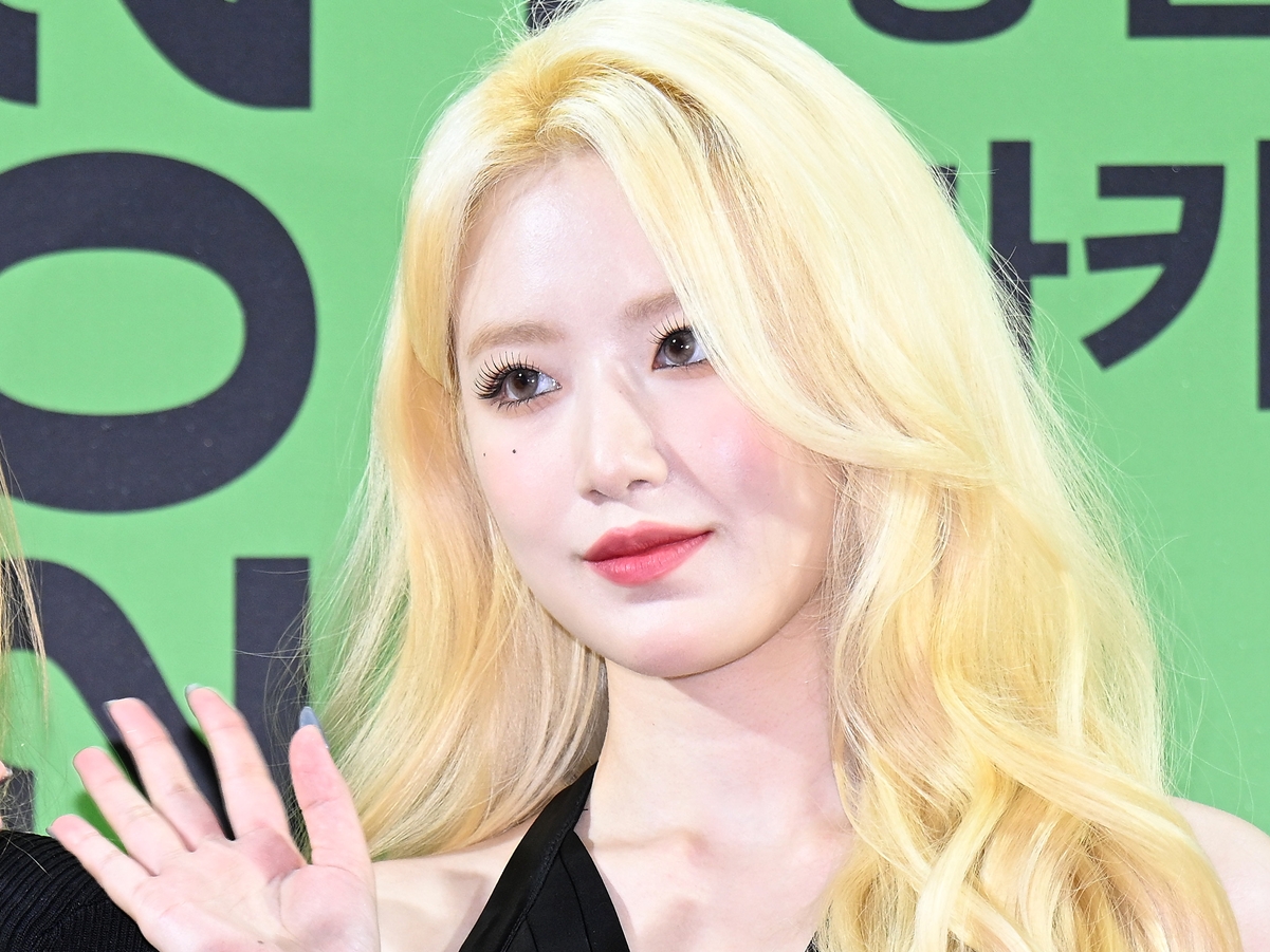 透けてインナーが…i-dle・シュファ、シースルードレスで“妖艶な魅力”を披露「美しすぎます」【PHOTO】