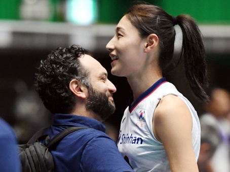 “バレー女帝”が日本に!? ポーランド代表監督とのアツい2ショット公開