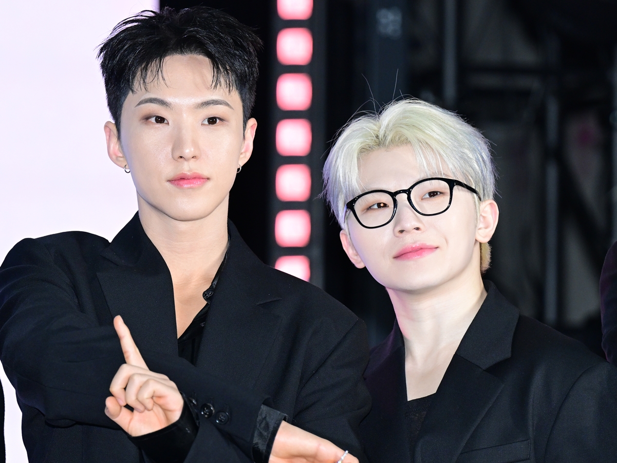 メンバー乱入も?!SEVENTEEN・ホシ×ウジ、初のファンコンツアー開幕…1万7000人のCARATが熱狂