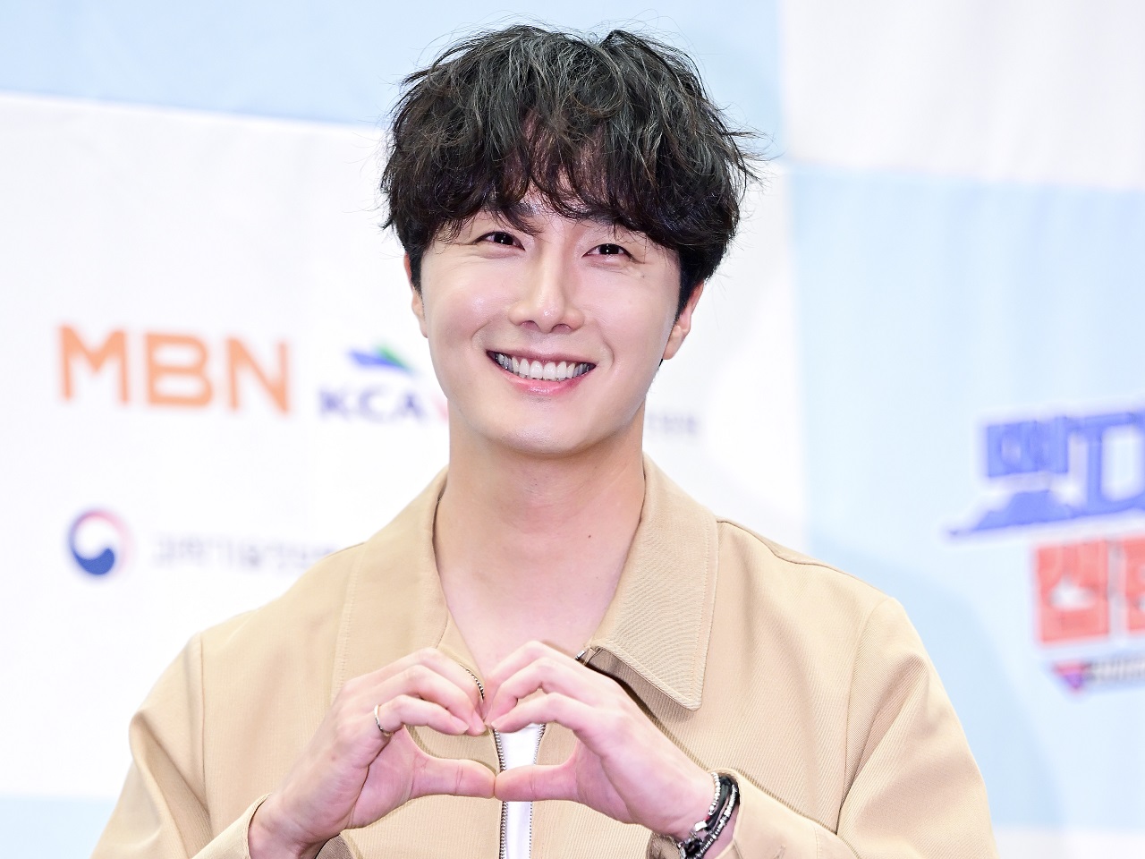 デート中のような写真を投稿して自ら熱愛説を浮上させてしまった韓国俳優　好意的に受け止められているワケ