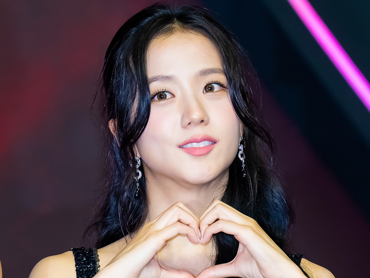 BLACKPINK・ジス、“ピチ”っとタイト衣装で圧巻スタイルあらわに…「ドキドキが止まらない」【PHOTO】