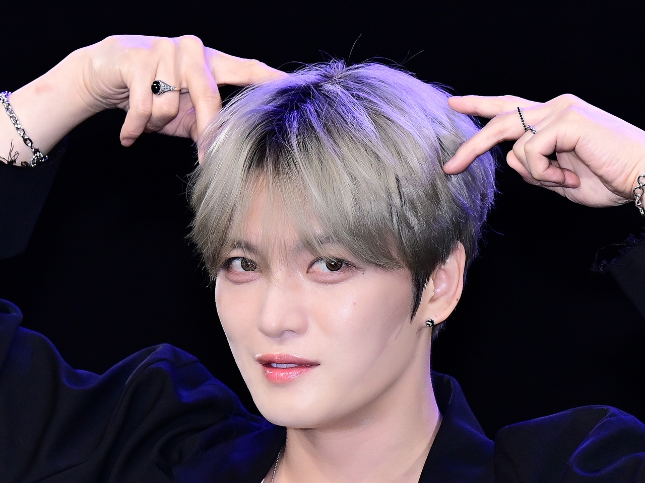 ジェジュン、パンダのぬいぐるみを抱く可愛らしさ溢れる姿が話題「抱っこが手馴れてる」【PHOTO】