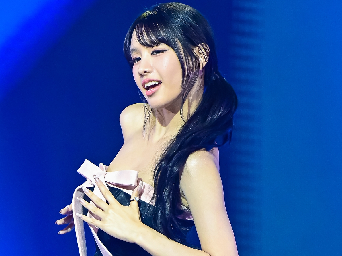 写真】「服着て！」LE SSERAFIM・チェウォン、“衝撃の金髪×鼻ピアス姿