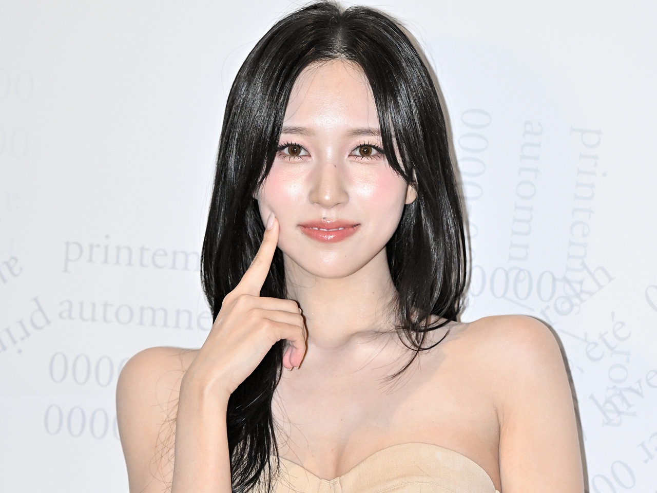 布がほぼない…TWICE・ミナ、思い切った肌見せでファン悩殺「言葉を失う」「警告が必要」【PHOTO】