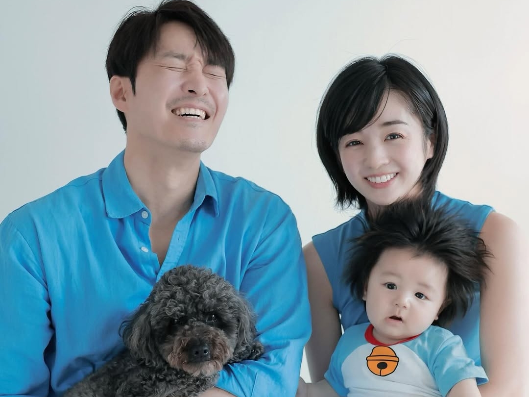 BTSメンバー似と話題の息子も！“18歳年下”の日本人女性と結婚した韓国俳優、育児バラエティ番組に出演へ
