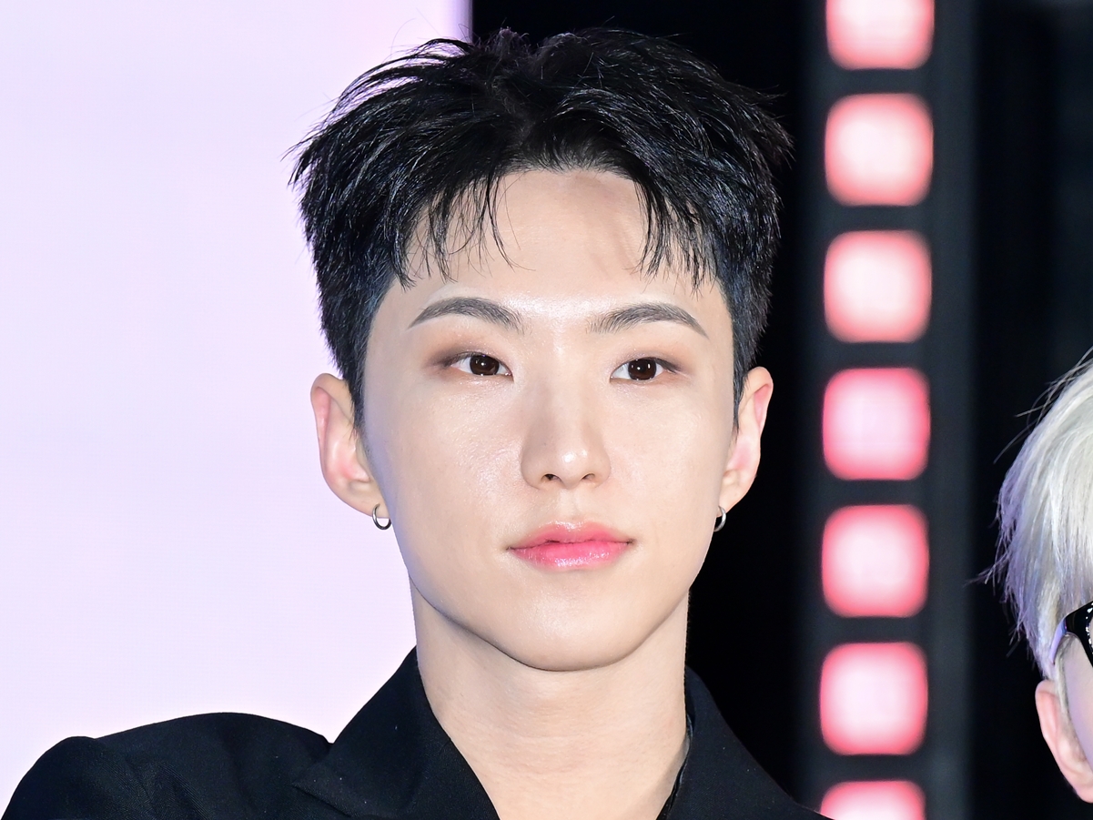 まるでアニメキャラ？SEVENTEEN・ホシ、“青髪イメチェン”に大反響「世界一」「最高」【PHOTO】