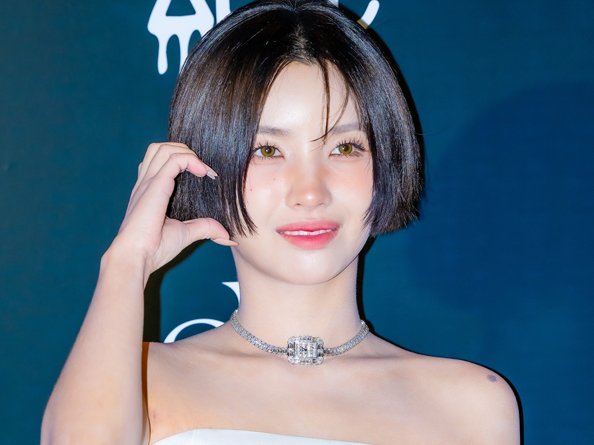 見えちゃいそう…i-dle・ソヨン、ベッドで見せた大胆ポーズに視線釘付け「これは危険」【PHOTO】
