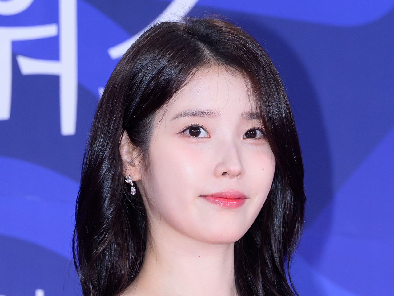 IU、Netflixドラマ『おつかれさま』で主演女優賞＆人気スター賞受賞！作品も大賞に輝く