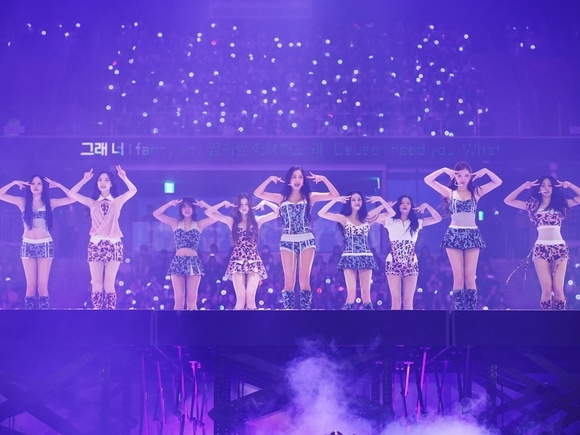 サプライズもあったTWICE革新的ワールドスターの全容「足の力が抜けるほどうれしい」【写真15枚】