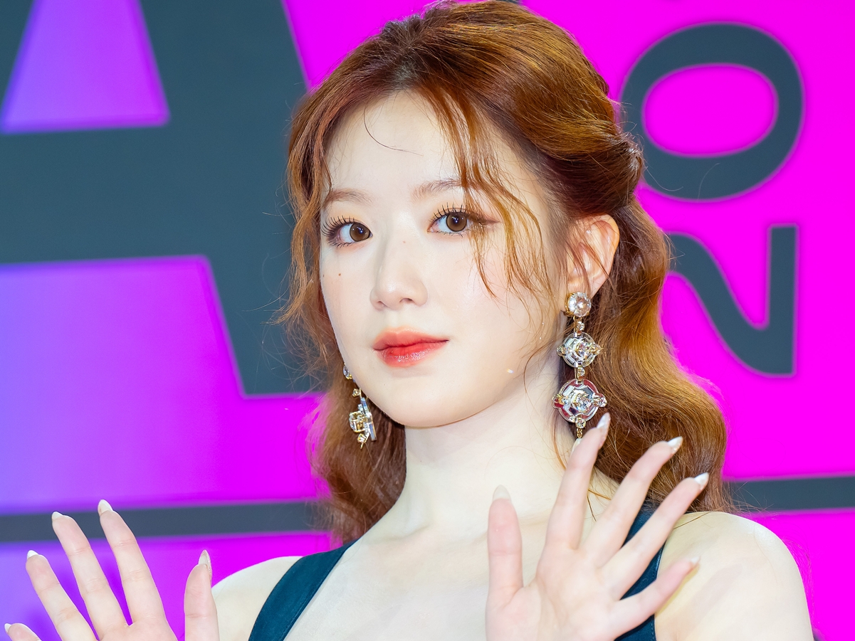 一瞬何も着ていないかと…i-dle・シュファ、“大胆ドレス姿”に視線釘付け「おかしくなりそう」【PHOTO】