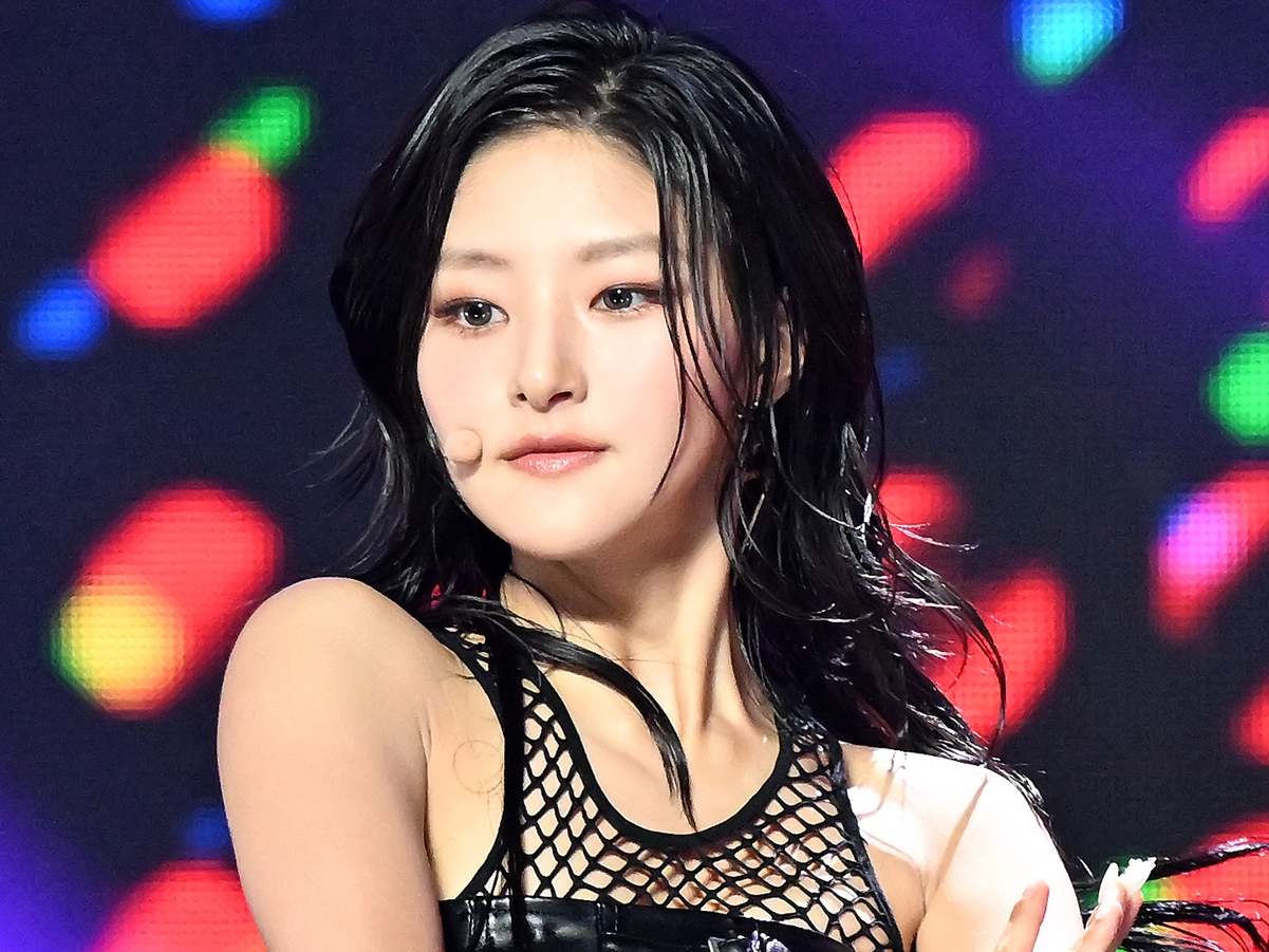 “紐トップス”で妖艶ポーズ…KISS OF LIFE・ハヌル、大人の色気漂う姿に「ほんとに20歳？」の声【PHOTO】