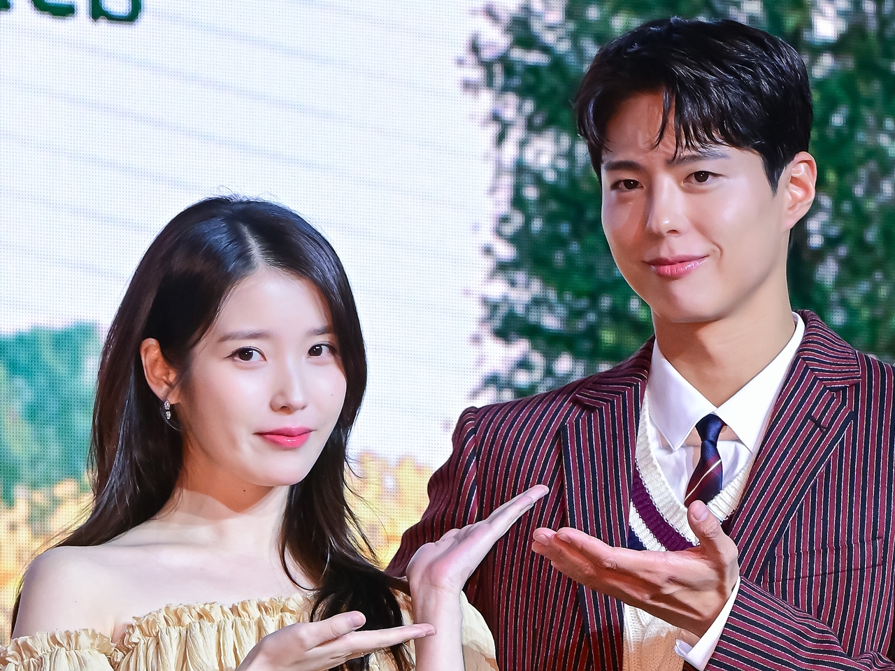 IU、ドラマで共演した俳優パク・ボゴムの目頭を熱くさせる！冠番組の最終収録に登場