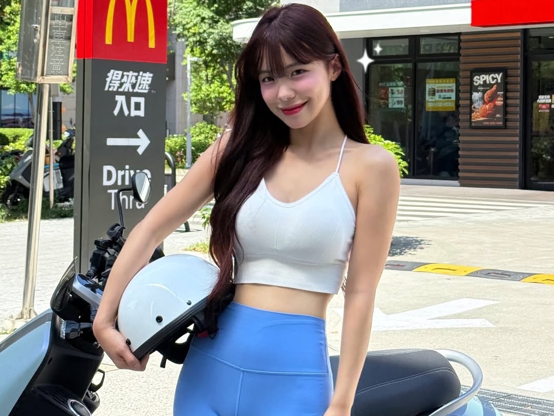 こんな薄着で大丈夫？韓国チアガール、大胆レギンスの“バイク女子”に変身「スタイルが素晴らしい」【PHOTO】