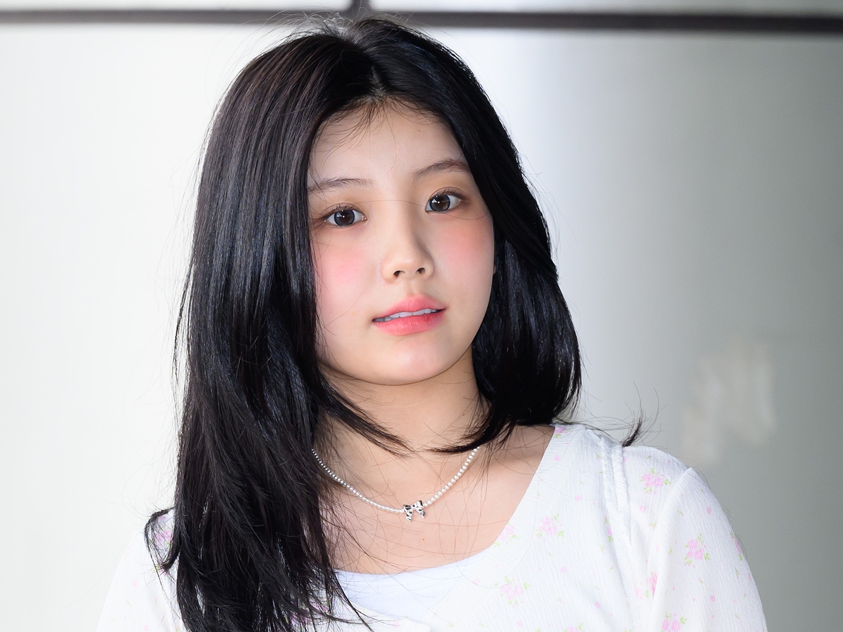 これは反則…ILLIT・ウォンヒ、オン眉ポニーテールSHOTにファン胸キュン「可愛すぎる」【PHOTO】