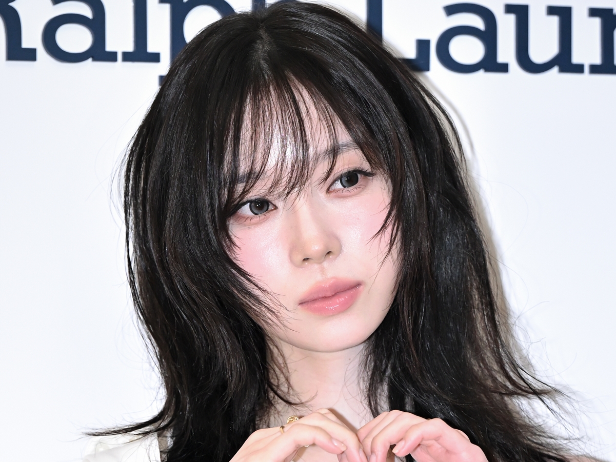 ベッドに寝そべり誘惑ポーズ…aespa・ウィンター、タンクトップ姿にファン悶絶「手加減して」【PHOTO】