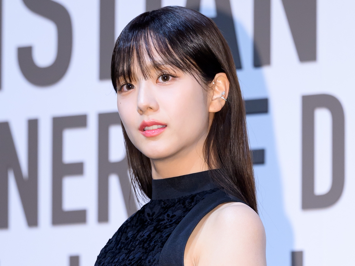 “AIが想像したミューズ”に変身…BLACKPINK・ジス、未来都市を舞台に別次元のオーラを披露