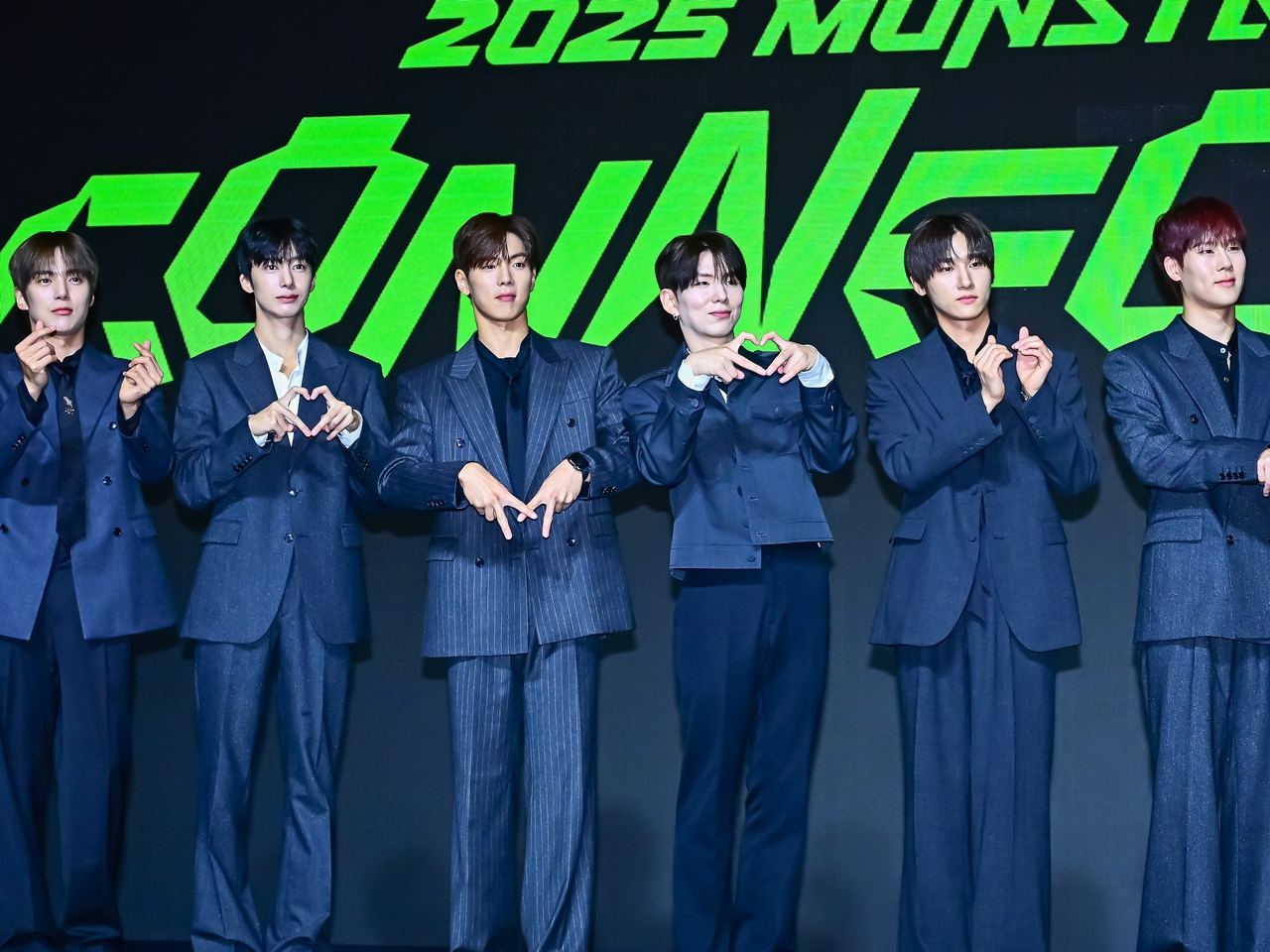 ショヌが脱いだ姿も話題！MONSTA X、初の“びしょ濡れフェス”出演で圧倒的存在感放つ