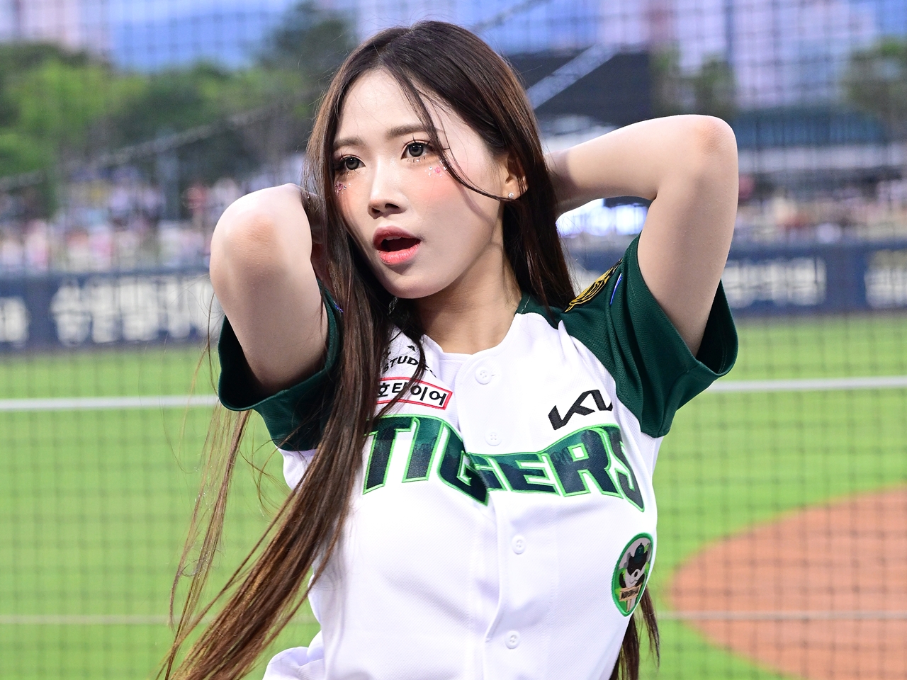 えっ、細身なのにこのボリューム感？韓国プロ野球の19歳チアガール、“美貌強調”のぴったりTショット【PHOTO】