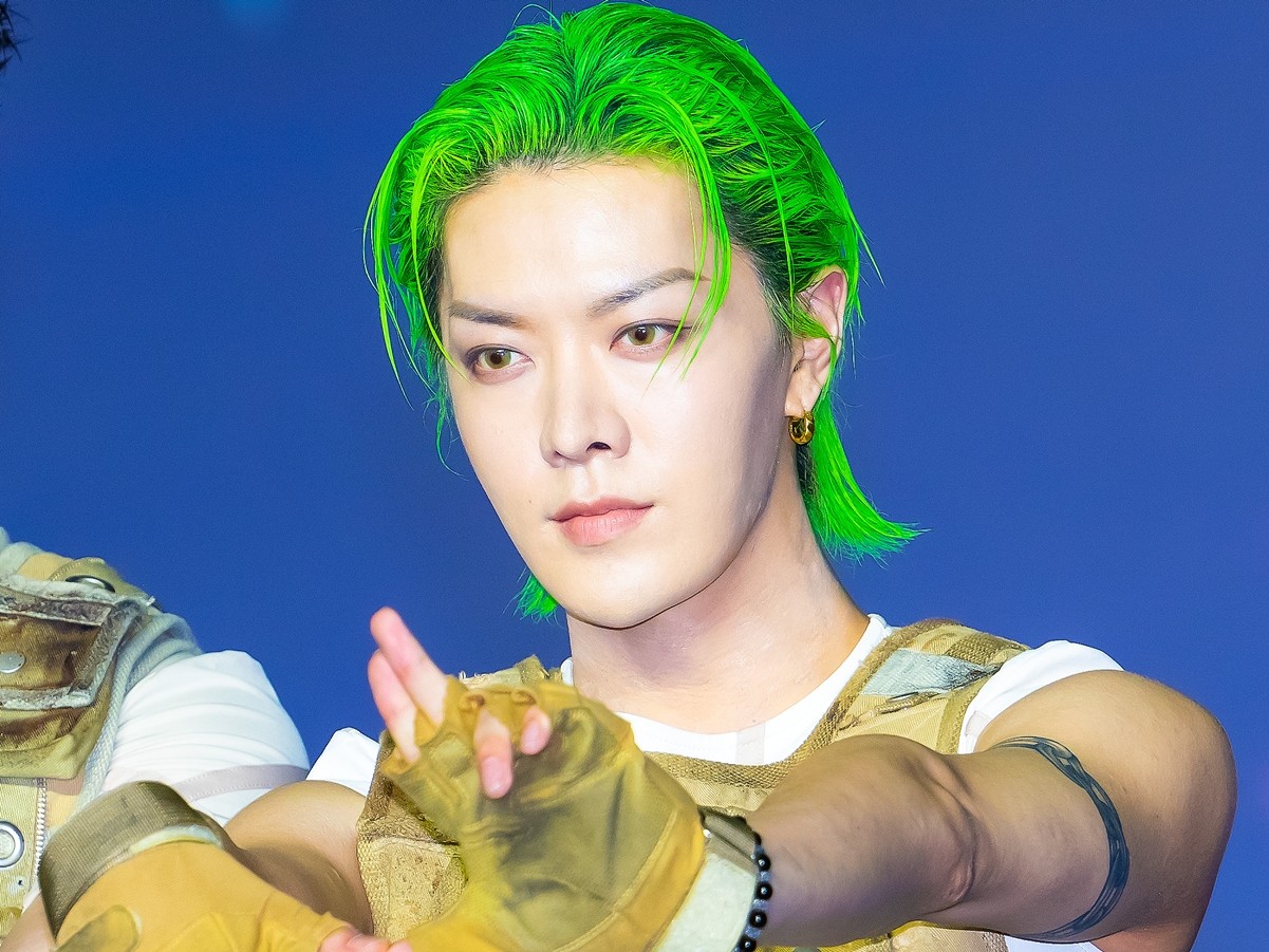 NCT・ユウタ、ワイルドな“緑髪ビジュ”でファンを魅了！「天才」「最強によい」と反響止まず【PHOTO】