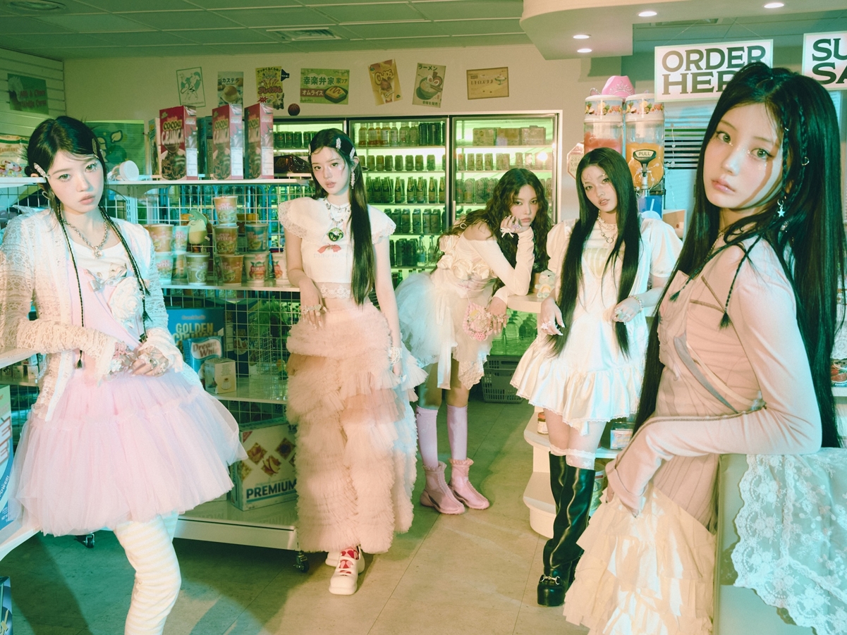 ILLIT、“ゆめかわ”スタイルで魅了！日本デビューSG『時よ止まれ』第2弾コンセプトフォト公開