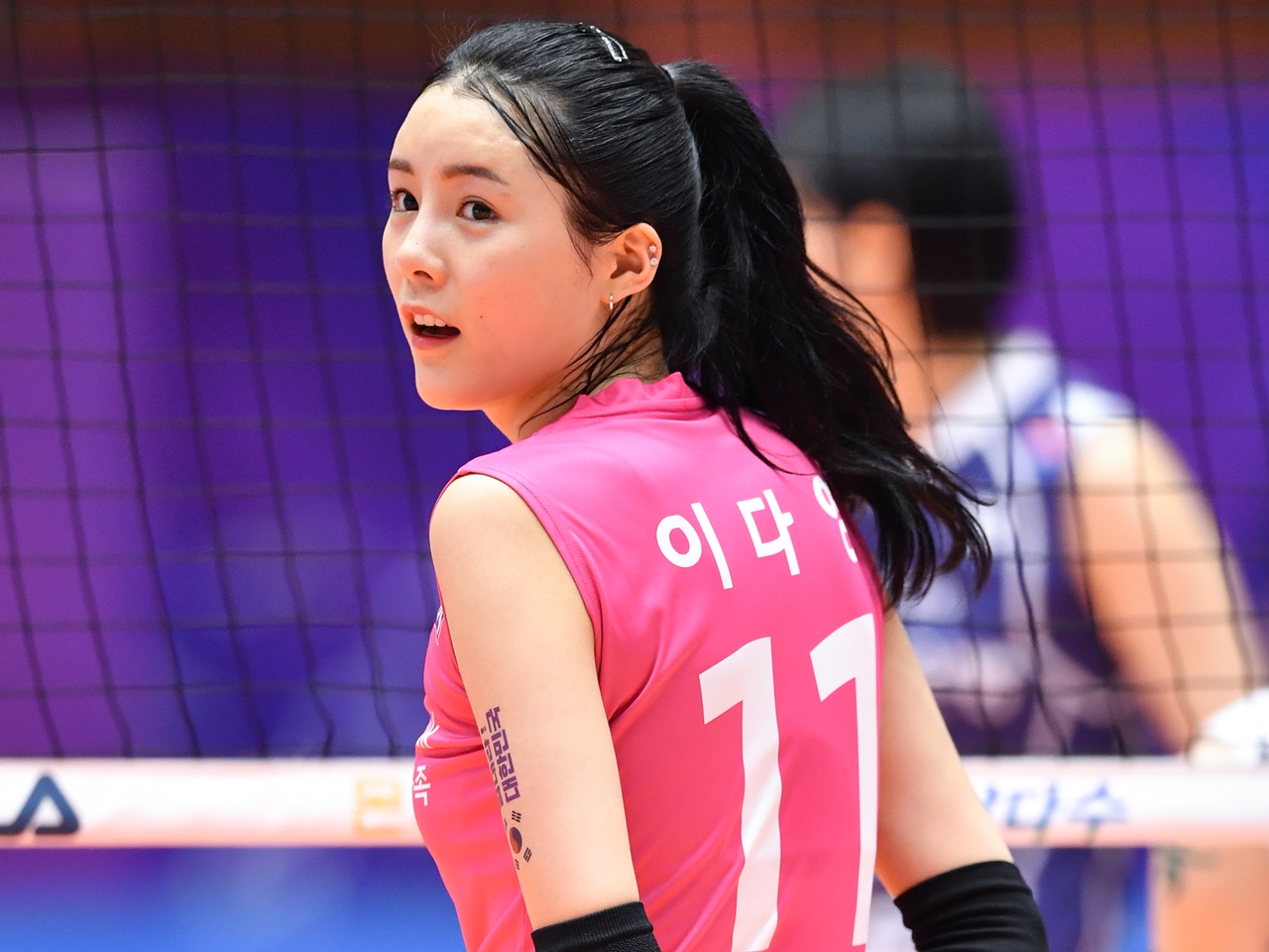 双子の姉は日本参戦で話題！韓国女子バレー“美人セッター”、くびれあらわな大胆私服SHOTに反響【PHOTO】