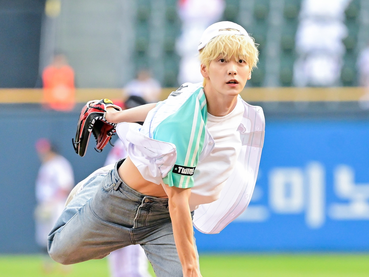 チラ見えの腹筋に目が行く…TXT・スビン、韓国プロ野球の始球式で豪快ピッチング披露！【PHOTO】