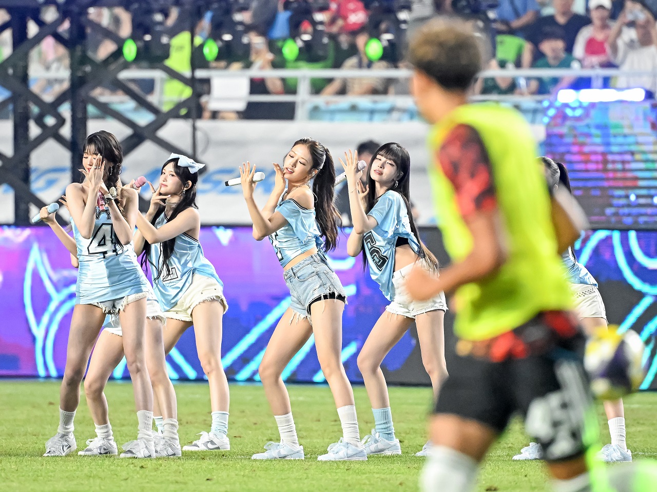IVEのサッカー始球式での“露出衣装”、「自分たちが選んで着た」から問題ないのか　評価が真っ二つのワケ