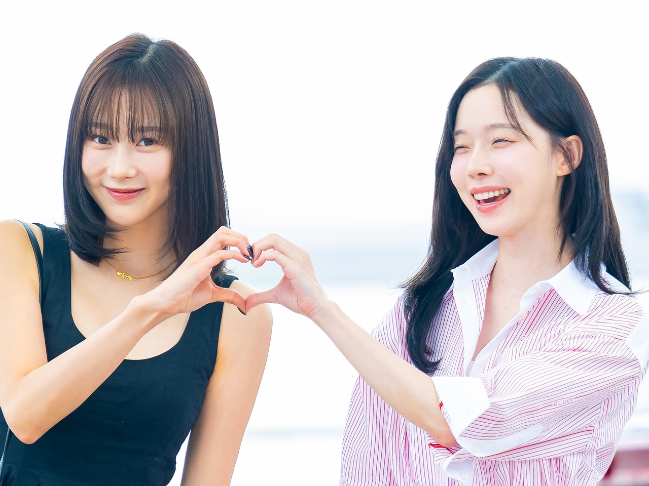 aespa・ジゼル＆ウィンター、愛嬌満点の出国姿に胸キュン…仲良し2SHOTで視線独占【PHOTO】