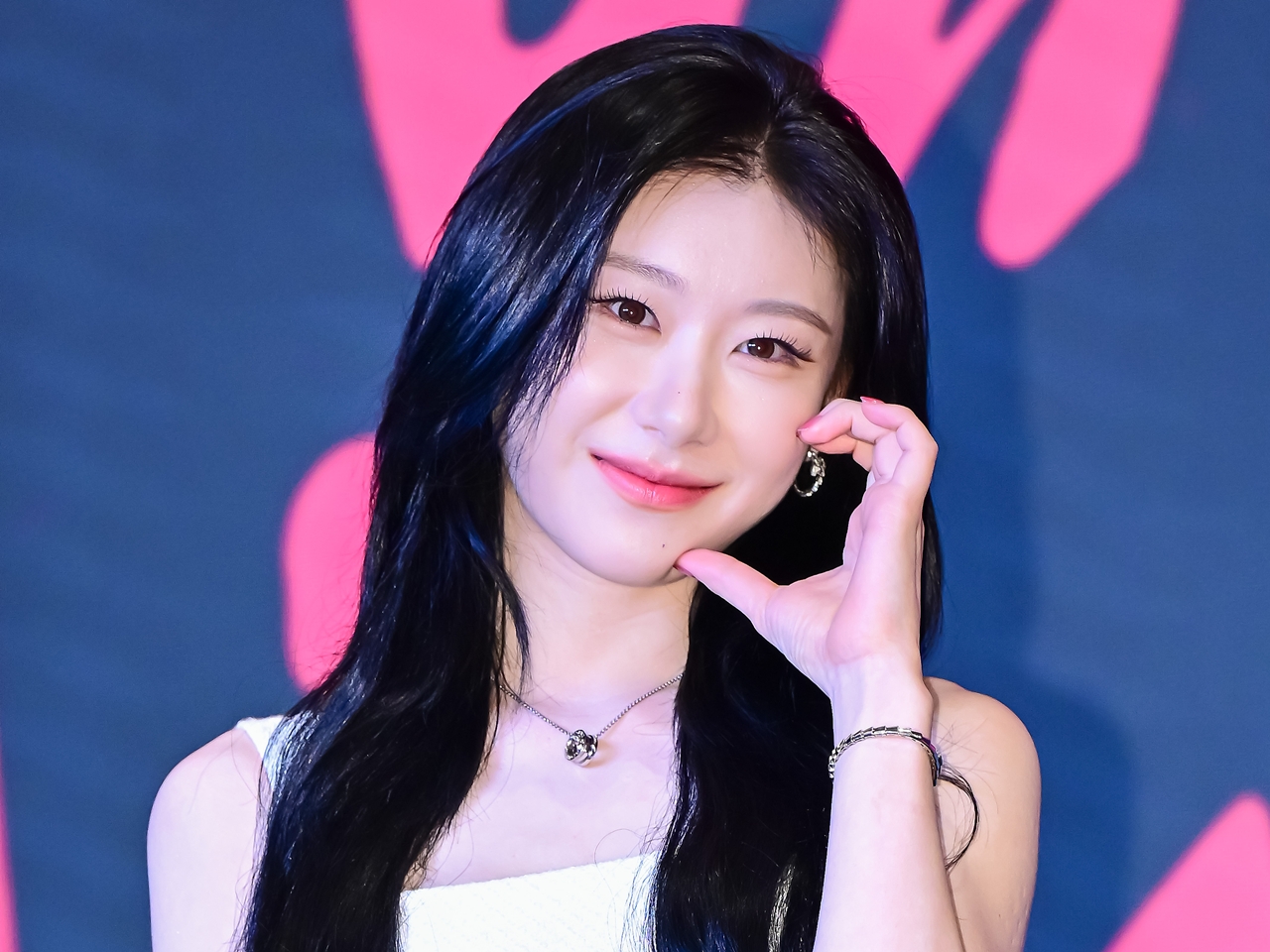ITZY・チェリョン、ドキドキする距離感のベッド寝そべりSHOT「何回でも恋に落ちる」【PHOTO】