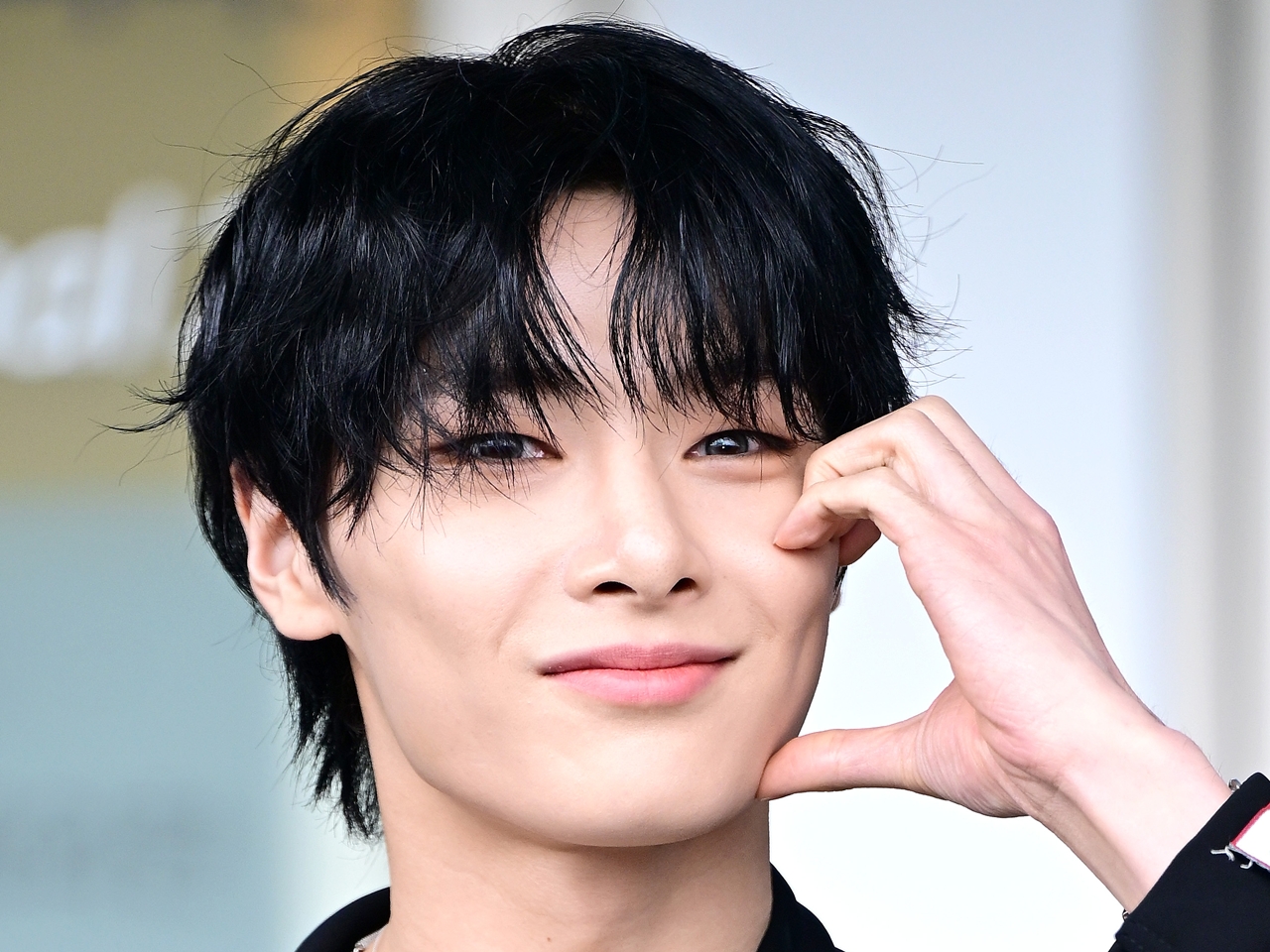 Stray Kids・I.N、黒髪✕陶器肌の成熟した魅力でファンを虜に「かっこよさについていけない」【PHOTO】