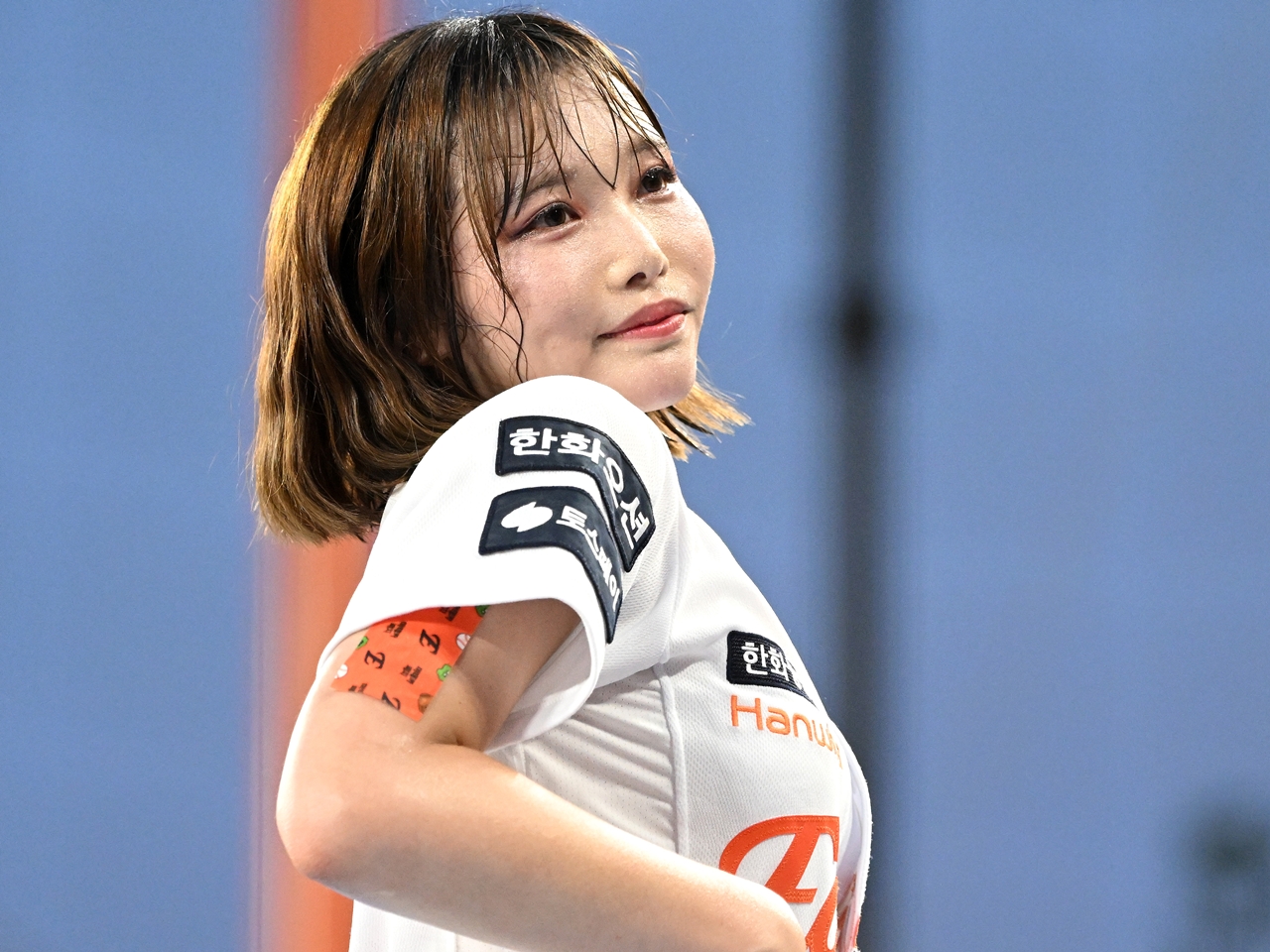 ほぼ丸見えの美脚に目が行く…韓国プロ野球の日本人チア、大胆ホットパンツ衣装でファンの視線強奪【PHOTO】
