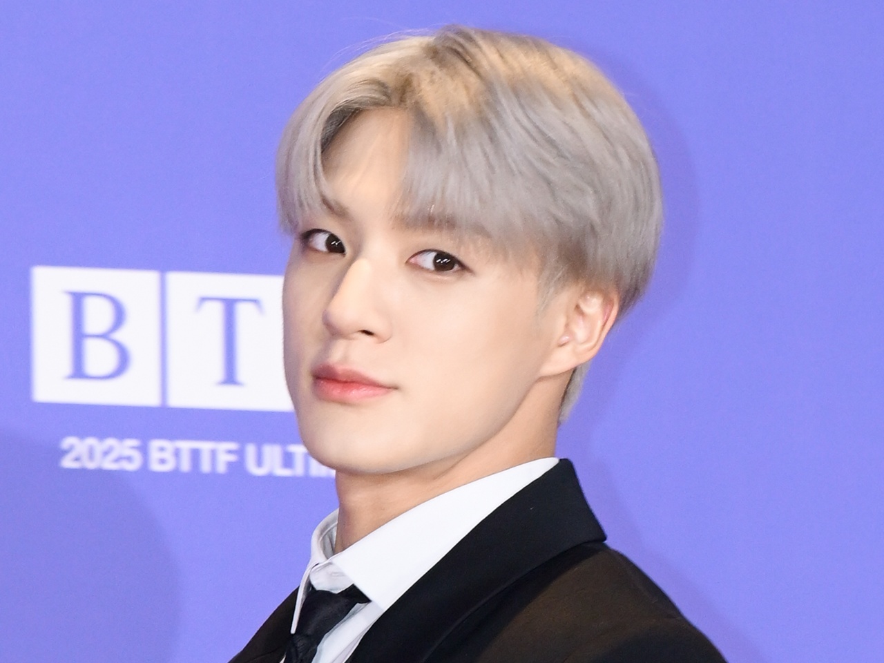 NCT DREAM・ジェノ、“スーツ×メガネ”の最強スタイルで大人の色気爆発！「心臓もたない」【PHOTO】