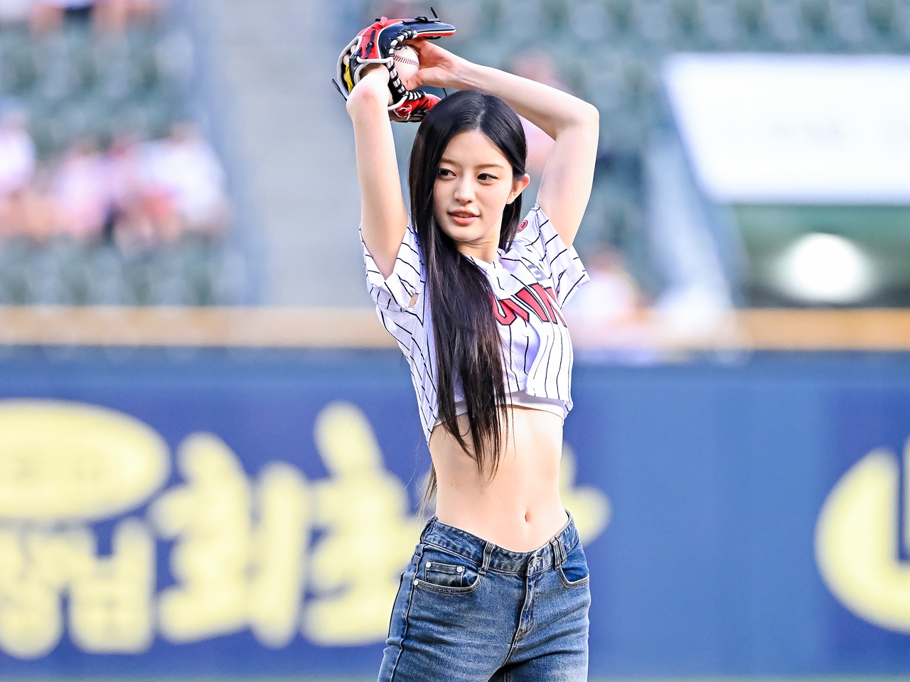 驚異の“極細ウエスト”に韓国プロ野球ファンも釘付け！ILLIT・ミンジュ、大胆フォームの始球式で球場魅了【PHOTO】