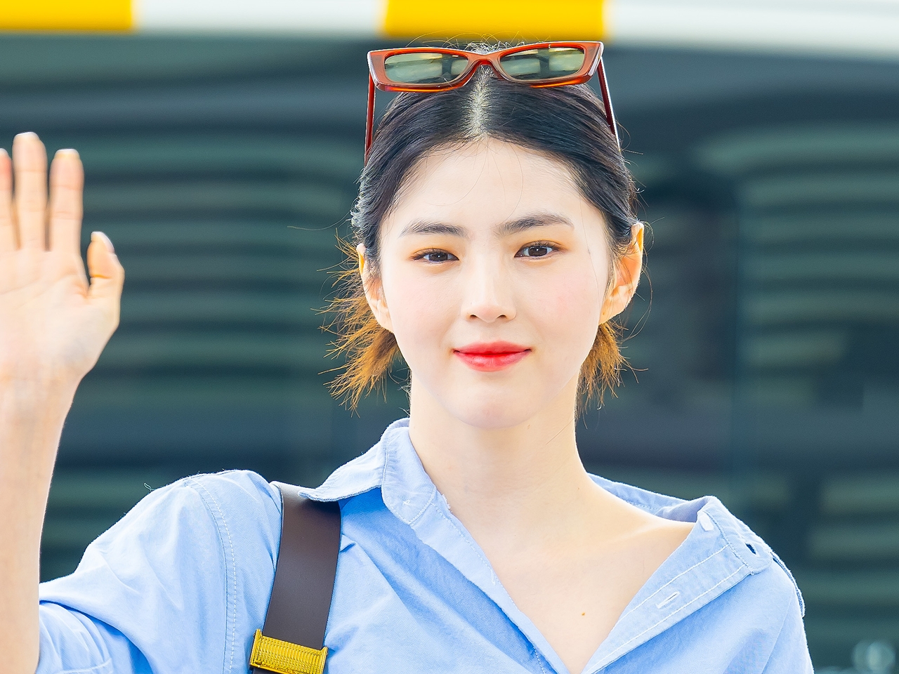 女優ハン・ソヒ、“超ミニ丈ホットパンツ”姿で脚線美を披露！トップスのボタンも外し視線釘付け【独自写真】