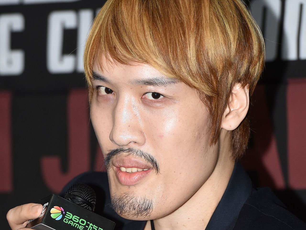 巨人チェ・ホンマン、“韓国サッカーの英雄”をお姫様抱っこ　相手は恥ずかしがって乙女のような照れ隠し
