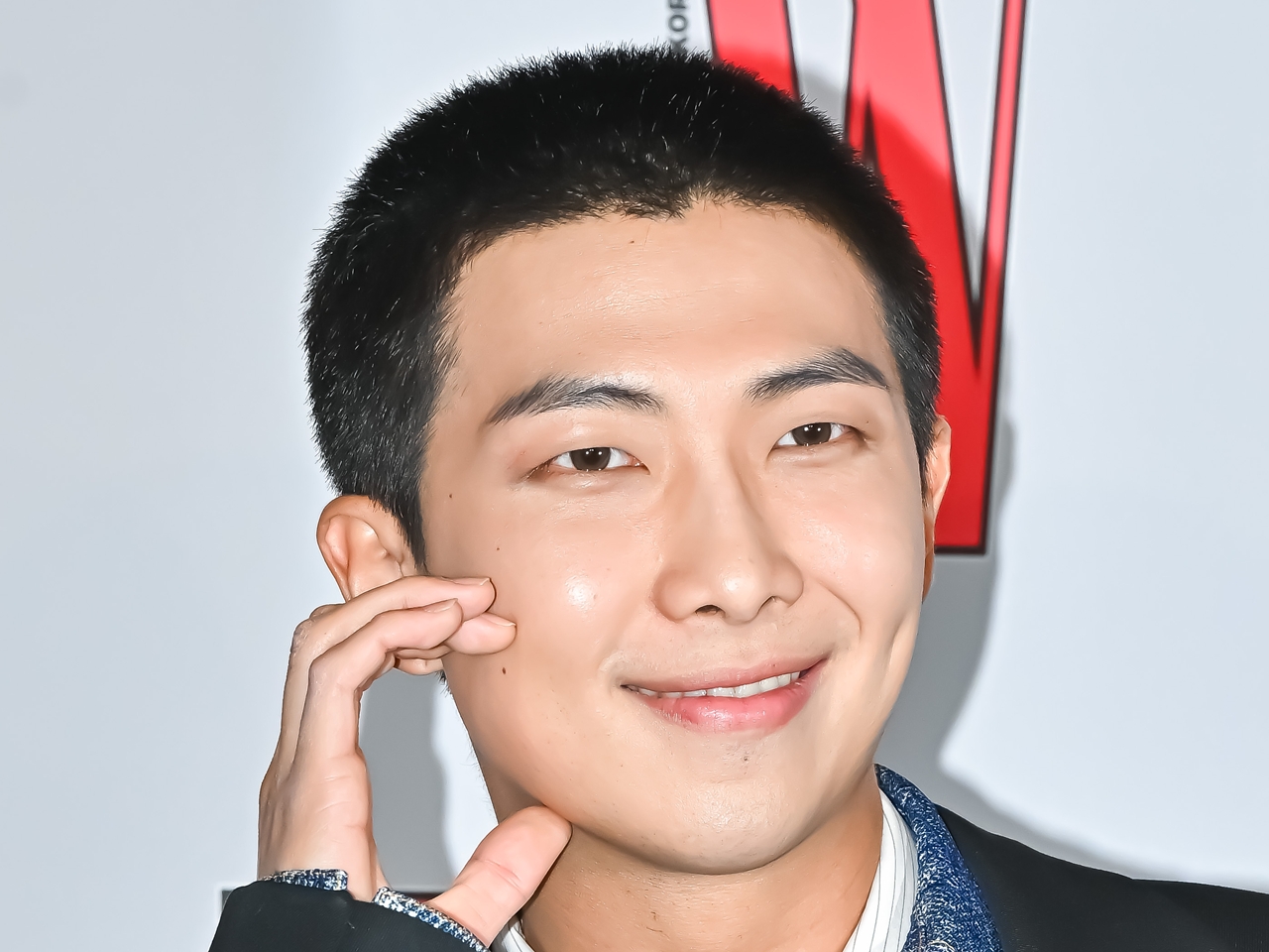 BTS・RM、堂々とした魅力でファッション誌表紙に登場！最も「生きている」と感じる瞬間を語る【PHOTO】
