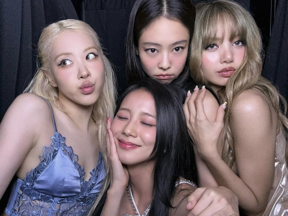 BLACKPINK、“デビュー9周年”をメンバー全員が集合SHOTで祝福！「美しいレディたちと過ごした9年」