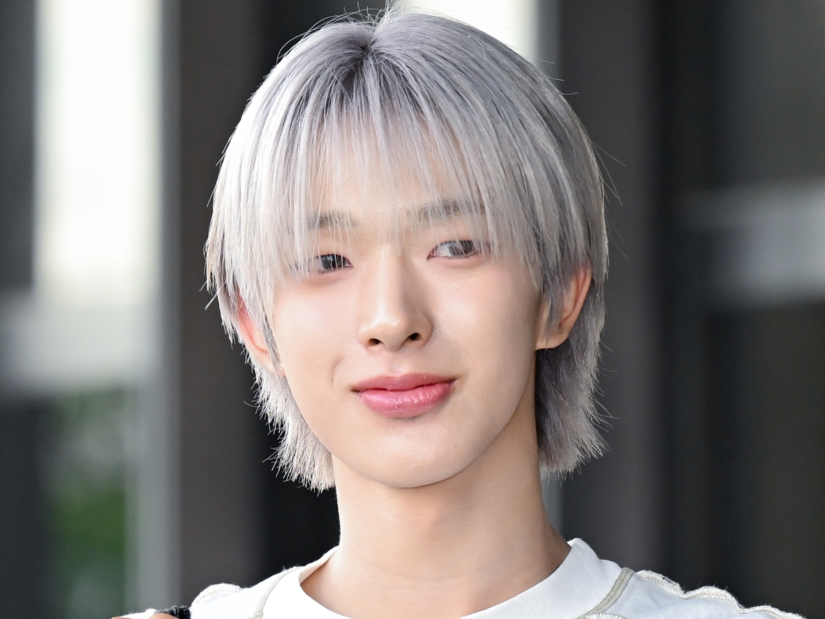 雰囲気ガラリ…“NiziUの弟”NEXZ・トモヤ、スタイリッシュな髪色に反響「これは大優勝」【PHOTO】