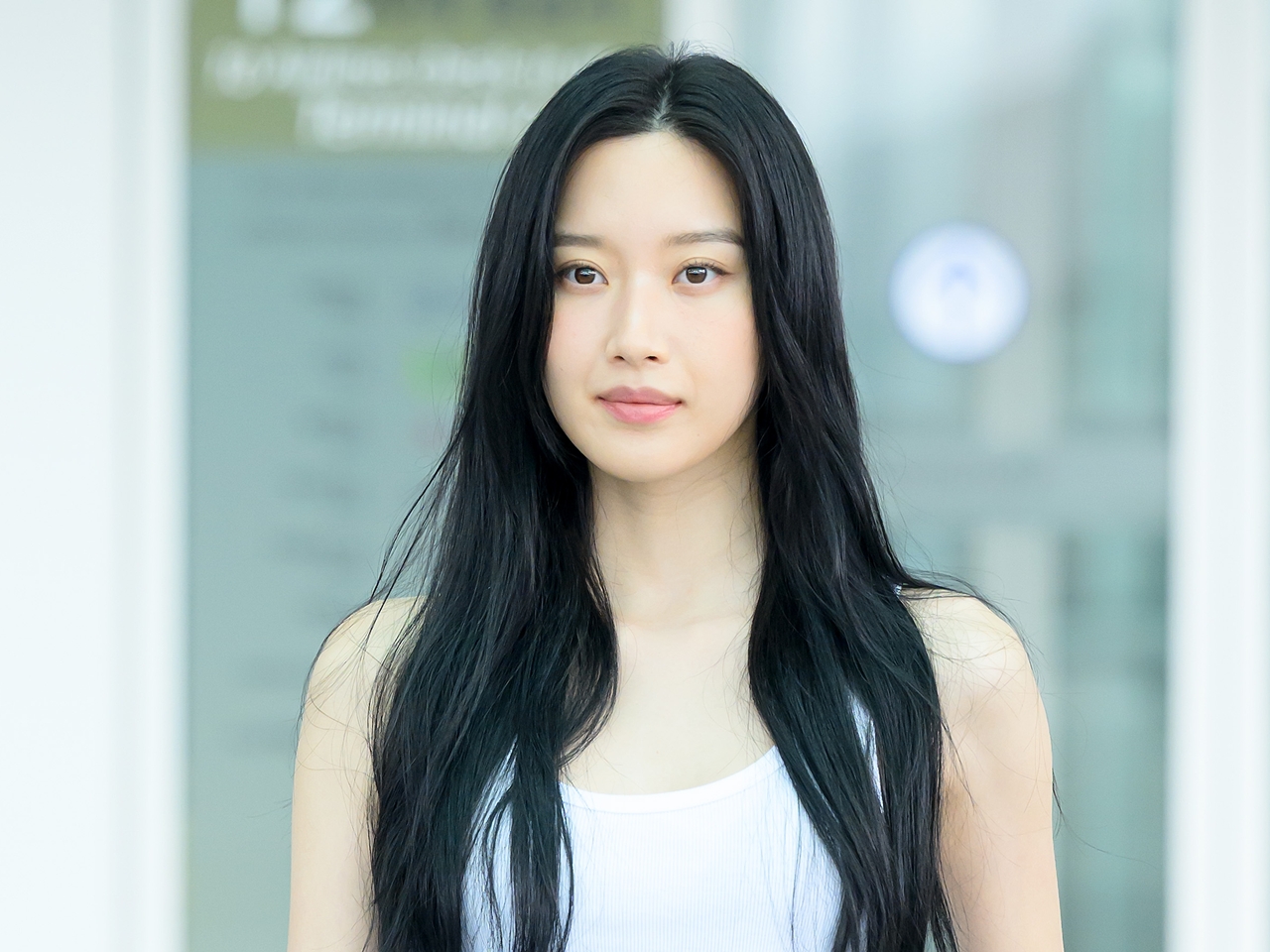 “ほぼ全部見えてる”衣装が話題になった女優ムン・ガヨン、腹チラタンクトップ姿で魅了【独自写真】