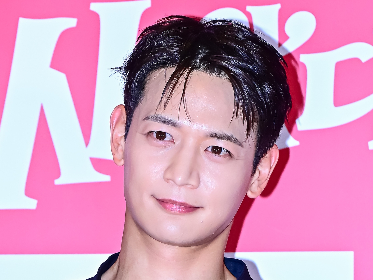 東京公演当日にフィットネスレース参加で話題のSHINee・ミンホ、イケメン兄とテレビ出演