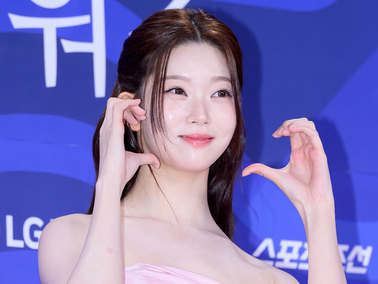 Billlieの日本人メンバー・ツキ、胸元が大胆に開いたトップスで妖艶な魅力披露【PHOTO】