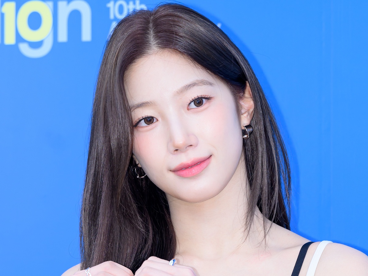LE SSERAFIM・カズハ、海辺で輝く“夏の女神”ビジュアルにファンうっとり「素敵すぎる」【PHOTO】