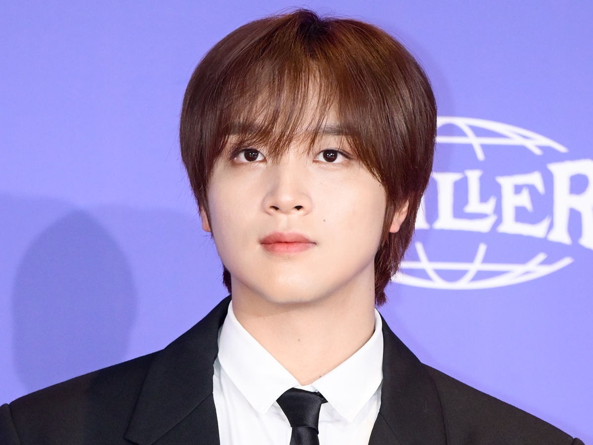 NCT・へチャン、日本で証明写真を撮影?!オフショットが話題「1枚ください」「かわいすぎる」【PHOTO】