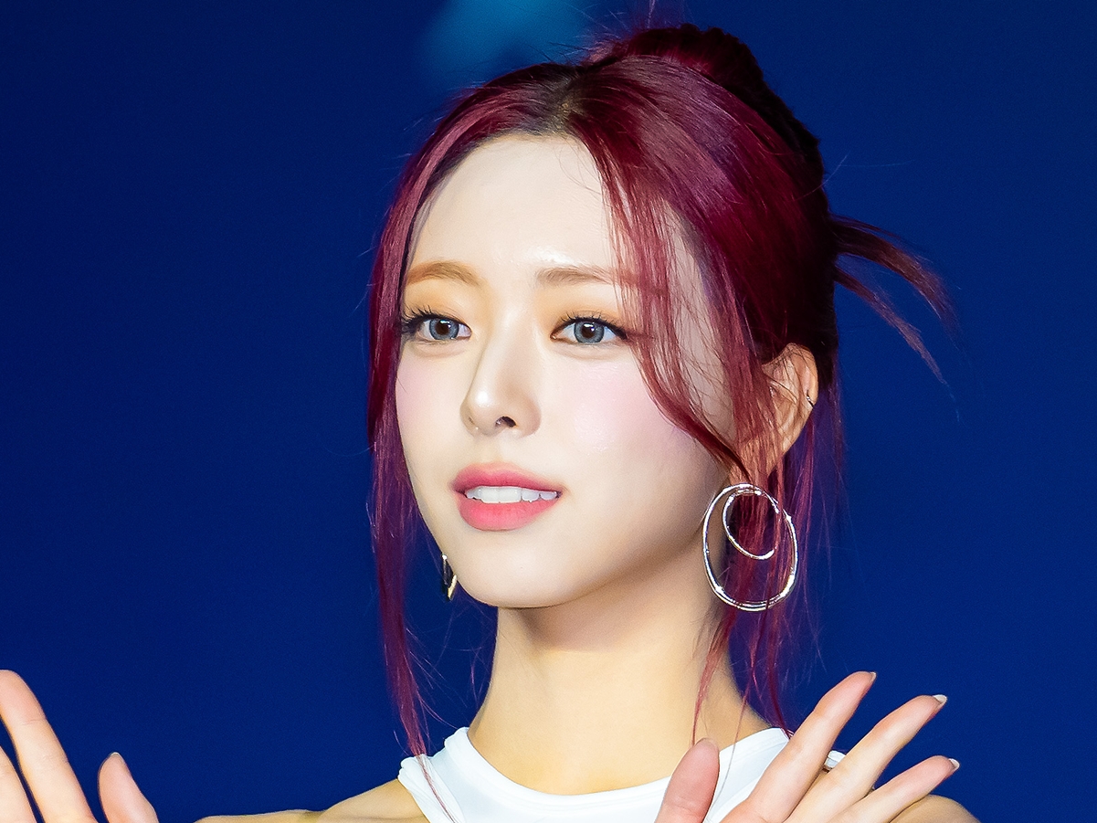 「骨格ONE PIECE」で話題に！ITZY・ユナ、くびれ際立つ“異次元スタイル”に視線釘付け【PHOTO】