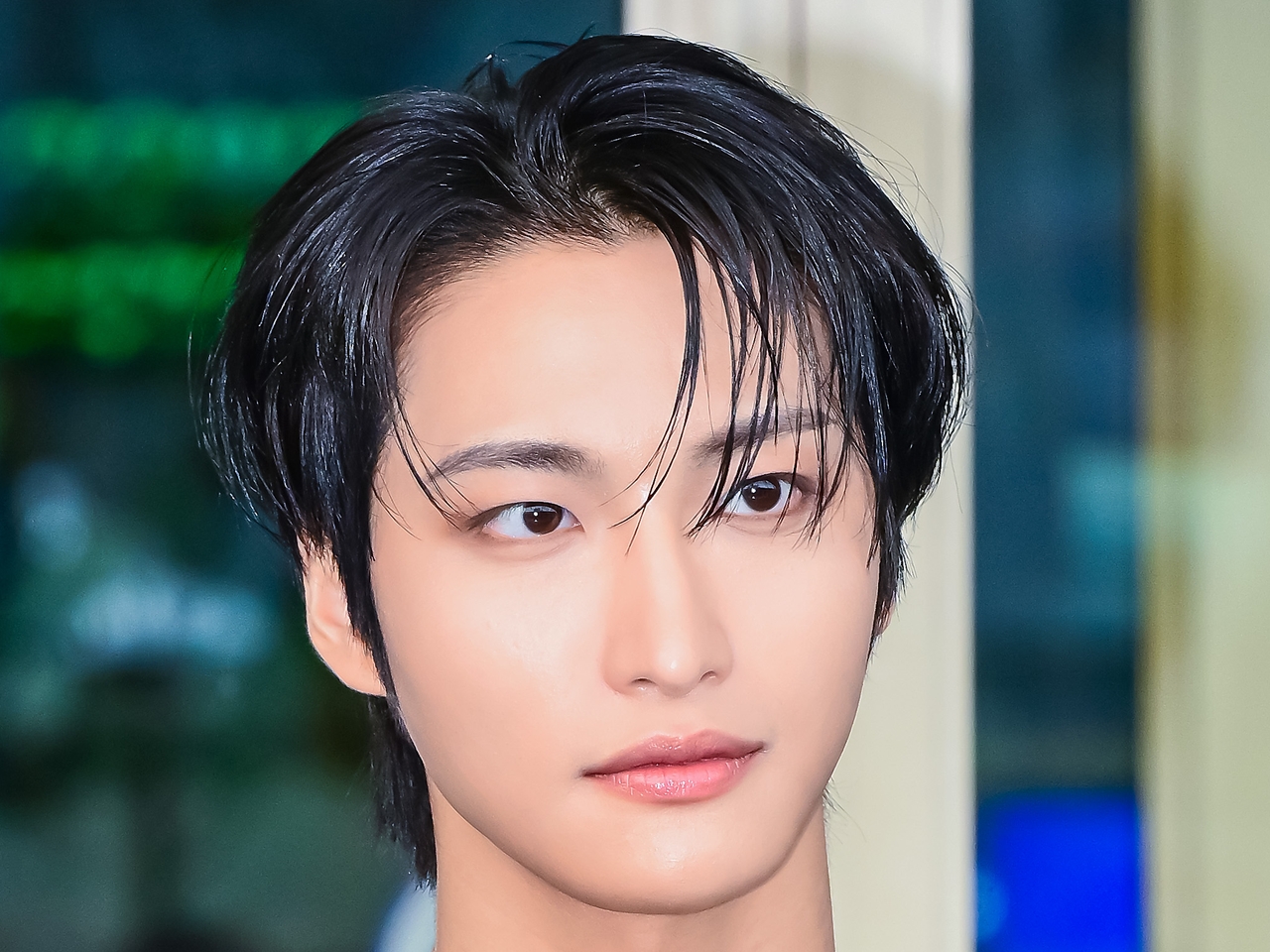 「皆生きてる？」ATEEZ・ソンファ、筋骨隆々な上半身が話題！夕陽に当たる美しい姿【PHOTO】