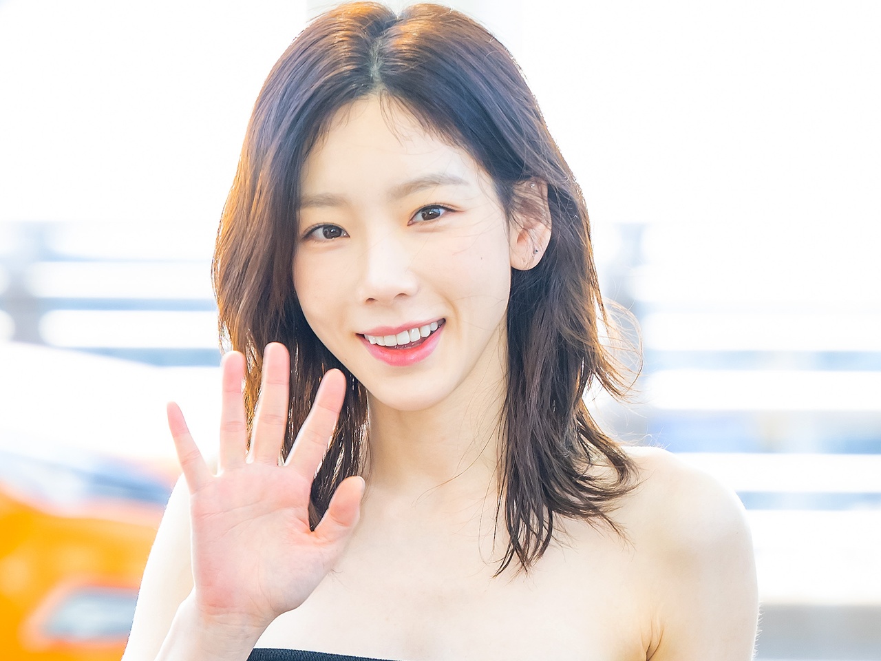 少女時代・テヨン、広告撮影で大胆露出…ぜい肉のない“美くびれ”披露【PHOTO】