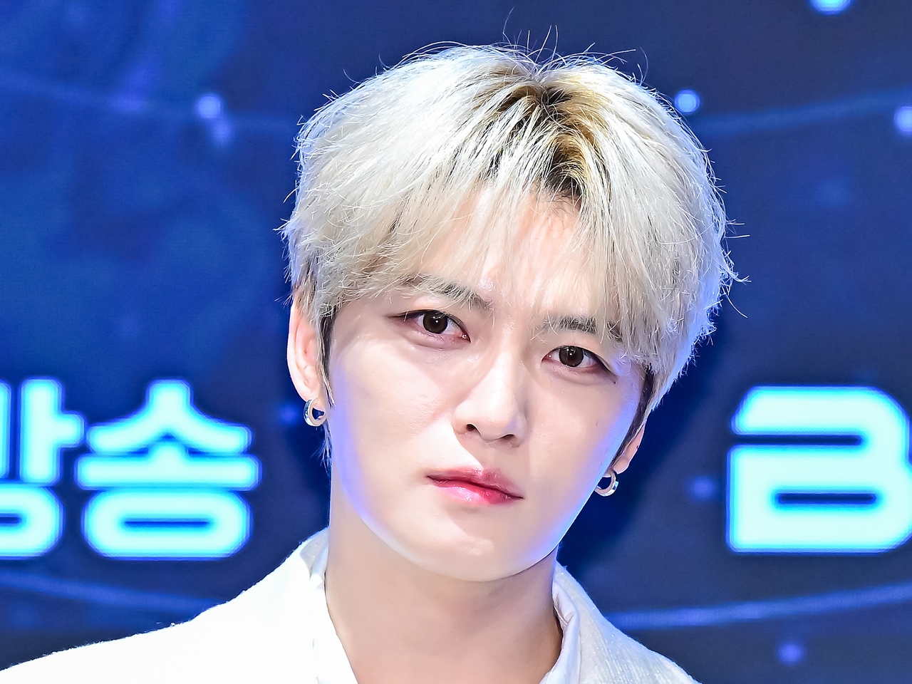 ジェジュン、宮殿のような母校に似合う輝かしい美貌でファンを虜に「母校の英雄」「若返ってる？」【PHOTO】