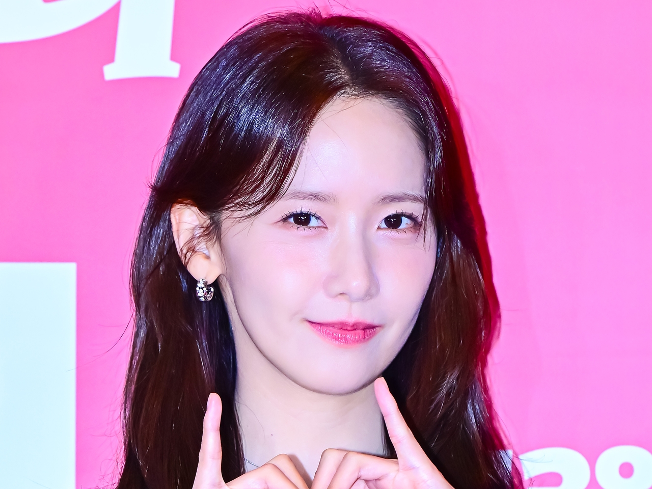 少女時代・ユナ、黒スーツ＆赤シャツの“イケメン”な魅力披露！共演俳優と雑誌の表紙に登場