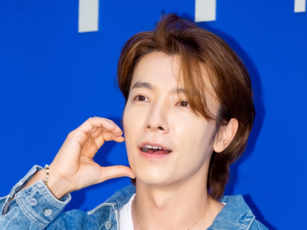 「歯磨きしてるだけなのにイケメン」SUPER JUNIOR・ドンヘ、不意打ちSHOTに視線釘付け【PHOTO】
