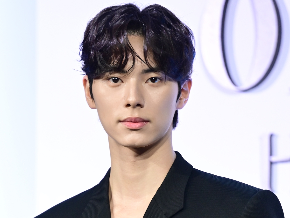 同い年女優との公開恋愛も話題に…俳優イ・チェミン、ビョン・ウソクら所属のVAROエンタと専属契約